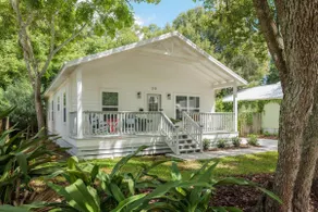 Charming cottage near downtown and beach - Image 3