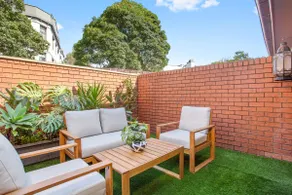 Elegantly Modern 2-Bed In The Heart of Chippendale - Image 2