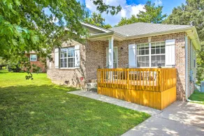 Charming Springfield Escape w/ Furnished Deck - Image 3