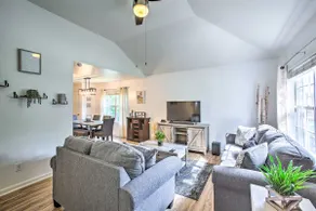 Charming Springfield Escape w/ Furnished Deck - Image 5