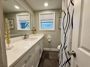 Fun 4 BR 2 bath FULL renovated house w/ driveway - Image 4
