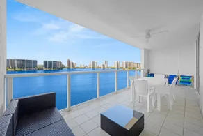Incredible Bayfront Classy Apt| Walk to beach - Image 4