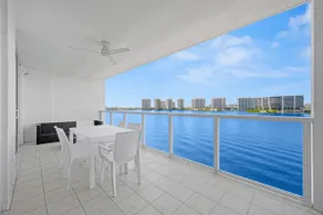 Incredible Bayfront Classy Apt| Walk to beach - Image 3