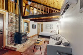 Dog-friendly cabin with deck, hot tub & firepit - - Image 3