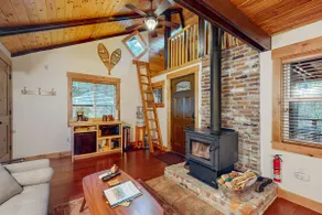 Dog-friendly cabin with deck, hot tub & firepit - - Image 2
