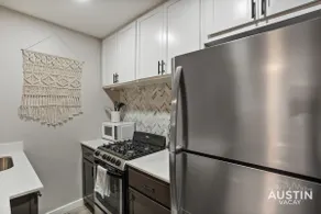 Indulge in Downtown Austin, Apt Near Zilker Park - Image 3