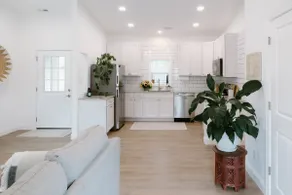 2 bedroom guesthouse with private fenced in yard! - Image 5