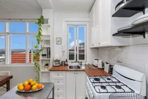 Top Floor 1 Bedroom Apt with Views Close To CBD - Image 4