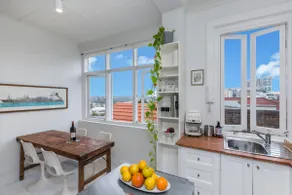 Top Floor 1 Bedroom Apt with Views Close To CBD - Image 3
