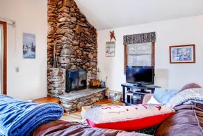 Sweet Life - Vermont Chalet - 6 person Indoor Hot Tub - 15 min to Killington - Image 2