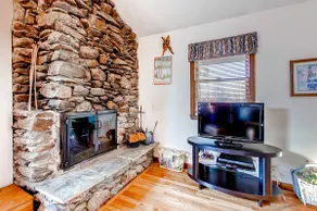 Sweet Life - Vermont Chalet - 6 person Indoor Hot Tub - 15 min to Killington - Image 5