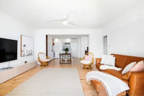 Luxury Beachfront Retreat on Henley Beach Esplanade - Image 2