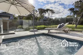Cambridge Gardens - Sorrento Luxury with Gas Heated Spa, Solar Heated Pool - Image 2