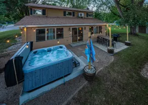 Brady Haus • Hot Tub • King Beds • Near Mall & I29 - Image 5