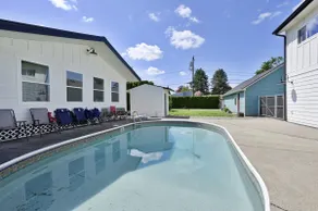 Custom Built Cottage in Downtown with Pool - Image 4