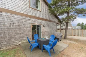 Walk to beach, Discovery Trail, Fenced Yard (Latitude) - Image 2