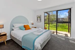 Bay Breeze Retreat - Modern home, walk to beach - Image 4