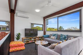 Bay Breeze Retreat - Modern home, walk to beach - Image 3