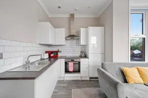 Central Studio Haven with Free Parking - Image 3