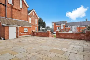 Central Studio Haven with Free Parking - Image 5