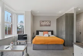 Central Studio Haven with Free Parking - Image 2