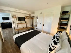 Superior Ground Floor Apartment - Separate Bedroom - Image 2