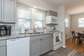 10min to Dtown Lexington/ Fenced Yard/ Parking - Image 5