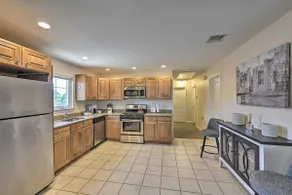 Glen Cove Home: Walk to Boardwalk + Dining! - Image 3