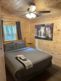 Creekside 3 bedroom 2 bath cabin on private creek - Image 5
