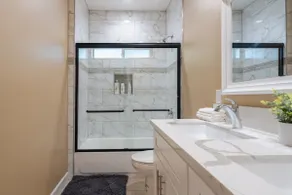 Cheerful Home. 3 bdrm 2.5 bath. 2 King Beds - Image 3