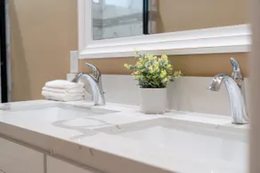 Cheerful Home. 3 bdrm 2.5 bath. 2 King Beds - Image 4