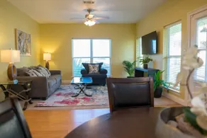 Polished 3BR 2BA · King Beds · Full Kitchen · WiFi - Image 5