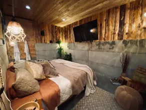 EV-Luxury Unique Suite/Hottub/Sauna/cold plunge - Image 4