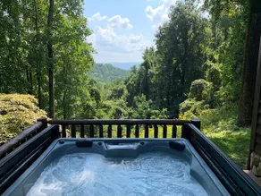 Mustang Haven: Pet-Friendly,Cedar Cabin, Spa Tub, WiFi,Fireplace - Image 2