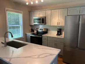 Gorgeous Fenced in Pet Friendly 3 BDRM DT Raleigh - Image 2
