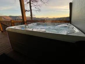 Golden Eagle Landing: Modern Mountain Getaway, Hot Tub, Pet Friendly, WiFi, Long - Image 2