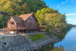 Custom Waterfront Lodge, 4 bed, 4 Bath, Sleeps 12! - Image 3