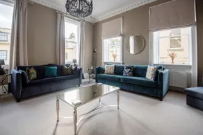 Barton House- Central Four Bed Townhouse - Image 2