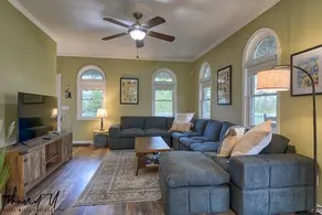 Frankfort Farmhouse | PickleBARn - Image 4