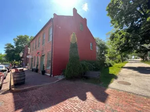 Historic Main St. Customs House Upstairs Apartment - Image 3