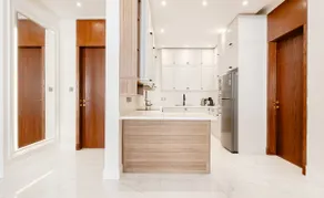 Luxurious 2-bedroom flat with relaxation space - Image 5