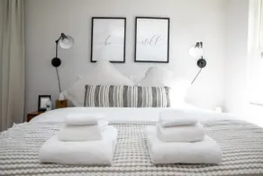 Del Ray Designer Home walk to Shops, Cafes, Fun - Image 3