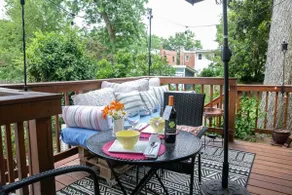 Del Ray Designer Home walk to Shops, Cafes, Fun - Image 4