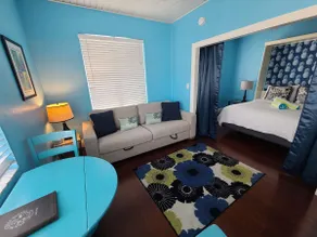 6 Bedroom 6 Bath Guesthouse on Duval Street - Image 3