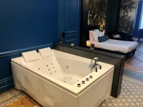 Romantic apartment with jacuzzi - Image 5