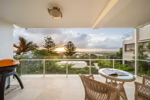 Picture perfect panoramic views stroll to beach - Image 4