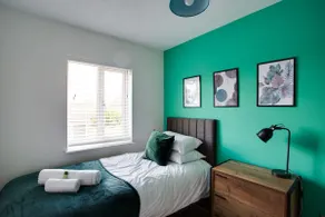 Spacious Home | Designer Outlet | Free Parking - Image 5