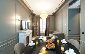 A luxurious 3-bedroom/2-bathroom on the Champs Elysées - Image 2