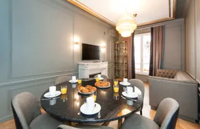 A luxurious 3-bedroom/2-bathroom on the Champs Elysées - Image 3