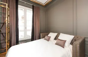 A luxurious 3-bedroom/2-bathroom on the Champs Elysées - Image 5